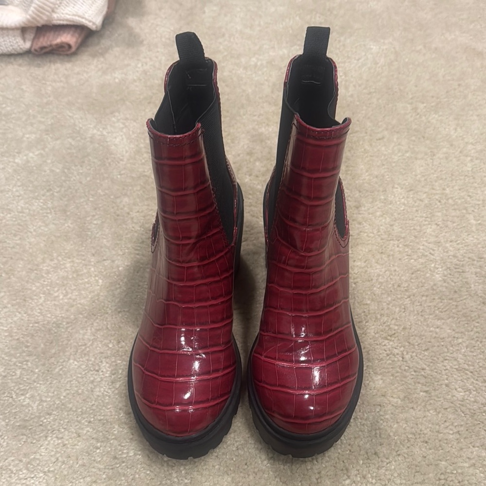 Urban Outfitters Red Croc-Embossed Ankle Boots size 8 never worn